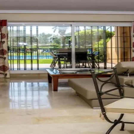 2 Bed Sleeps 4 - Pool Access - Garden Appartement Marbellac