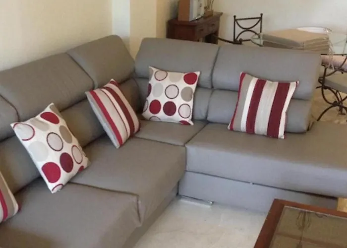 2 Bed Sleeps 4 - Pool Access - Garden * Marbella