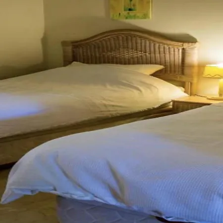 2 Bed Sleeps 4 - Pool Access - Garden 마르베야