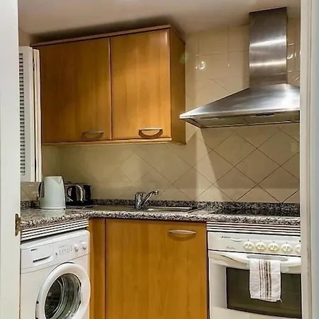 2 Bed Sleeps 4 - Pool Access - Garden * Marbella