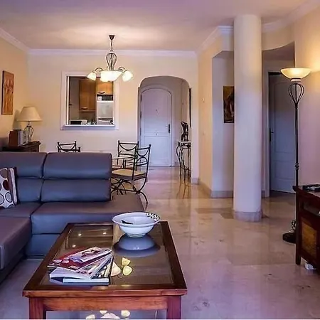 2 Bed Sleeps 4 - Pool Access - Garden Apartment