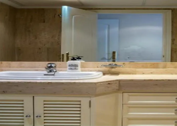 2 Bed Sleeps 4 - Pool Access - Garden *