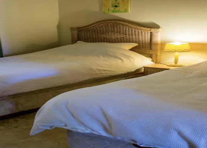 2 Bed Sleeps 4 - Pool Access - Garden Μαρμπέλλα