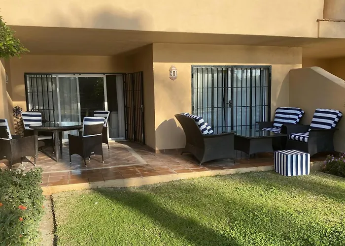 2 Bed Sleeps 4 - Pool Access - Garden Μαρμπέλλα