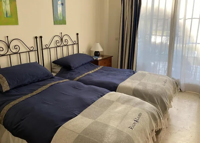 2 Bed Sleeps 4 - Pool Access - Garden