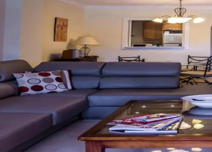 2 Bed Sleeps 4 - Pool Access - Garden * מארבלה