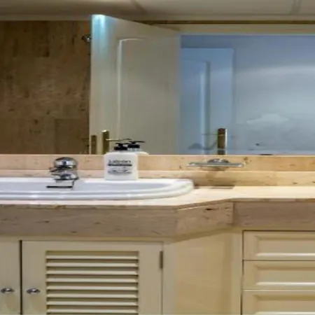 2 Bed Sleeps 4 - Pool Access - Garden *