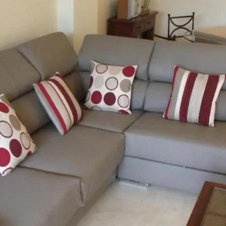 2 Bed Sleeps 4 - Pool Access - Garden * Marbella