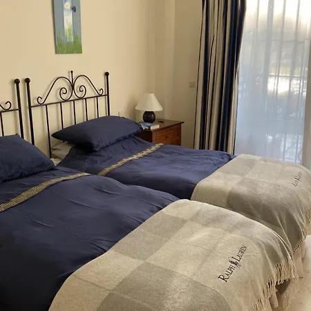 2 Bed Sleeps 4 - Pool Access - Garden