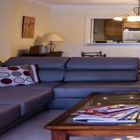 2 Bed Sleeps 4 - Pool Access - Garden * Marbella