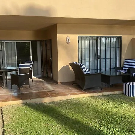 2 Bed Sleeps 4 - Pool Access - Garden Marbella