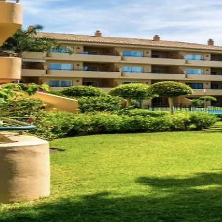 Apartment 2 Bed Sleeps 4 - Pool Access - Garden