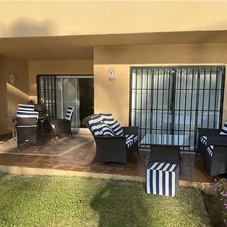 Apartment 2 Bed Sleeps 4 - Pool Access - Garden Marbella