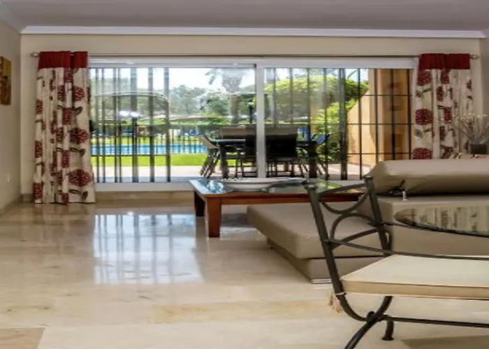 2 Bed Sleeps 4 - Pool Access - Garden Apartment Marbella