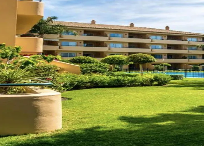 Apartment 2 Bed Sleeps 4 - Pool Access - Garden