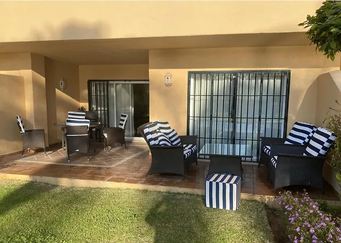 Apartment 2 Bed Sleeps 4 - Pool Access - Garden Marbella